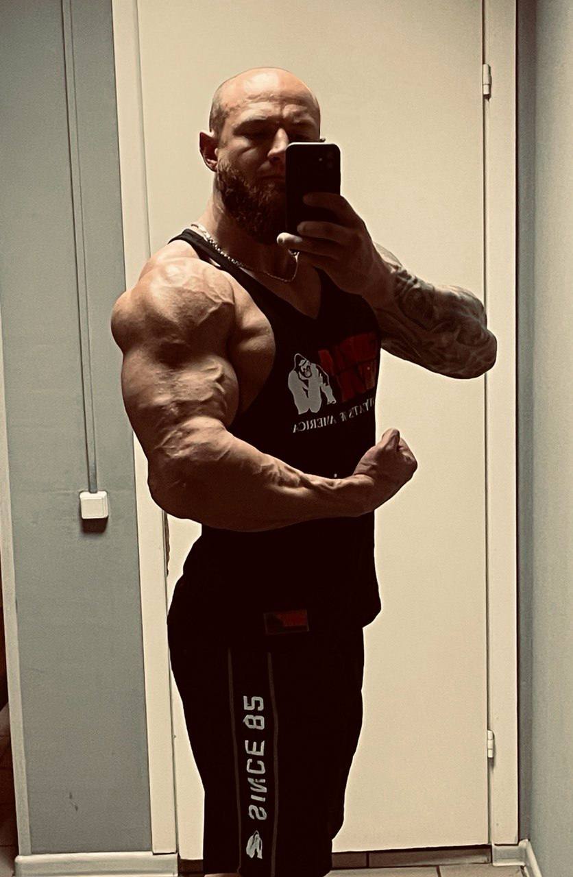 Илья Молотов в тренажёрном зале